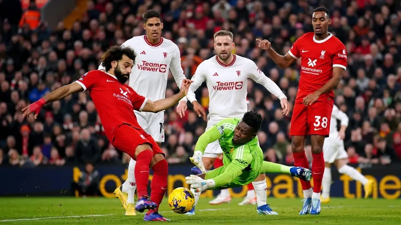 Liverpool (áo đỏ) bất lực trước Manchester United ở trận derby nước Anh. (Nguồn: Getty Images)