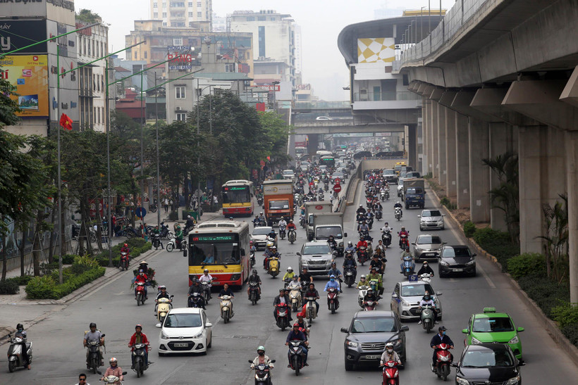 Xe buýt vẫn là phương tiện chủ lực của vận tải công cộng ở thành phố Hà Nội trong những năm tới đây. (Ảnh: Huy Hùng/Vietnam+)