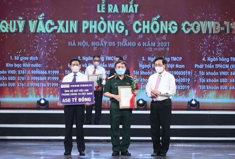 Tập đoàn Công nghiệp -Viễn thông Quân đội Viettel ủng hộ 450 tỷ đồng vào Qũy vaccine phòng COVID-19. (Ảnh: Dương Giang- TTXVN)