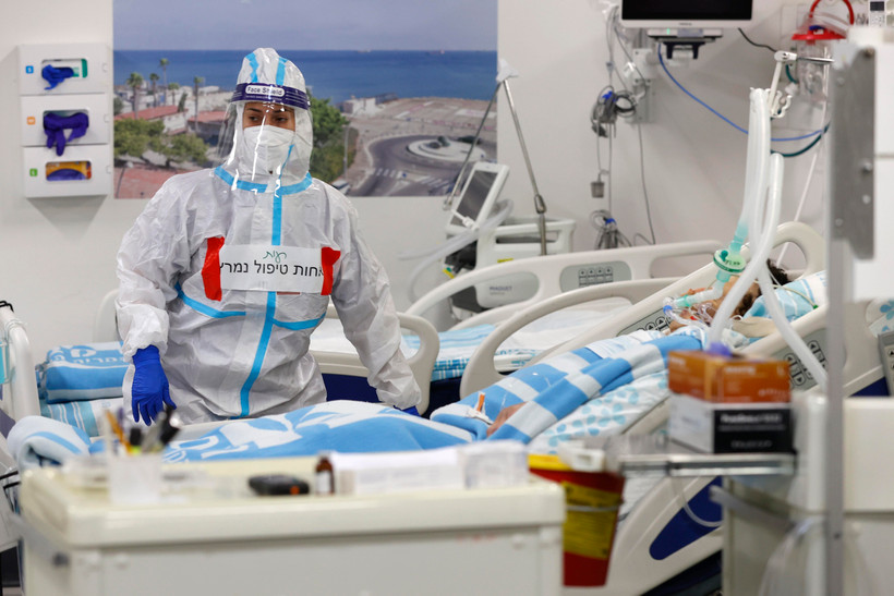 Điều trị cho bệnh nhân nhiễm COVID-19 tại bệnh viện ở Haifa, Israel. (Ảnh: AFP/TTXVN)