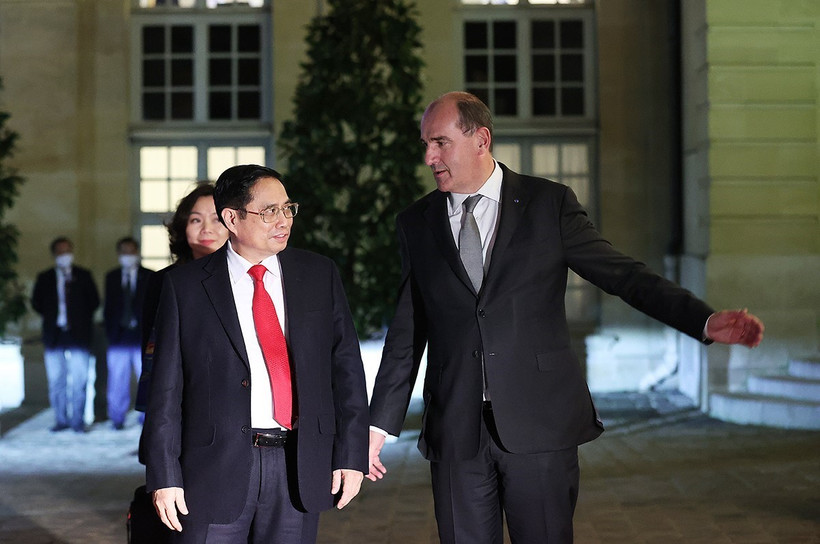 Thủ tướng Pháp Jean Castex đón Thủ tướng Phạm Minh Chính. (Ảnh: Dương Giang/TTXVN)