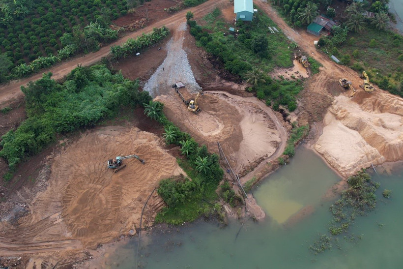 Khai thác cát trái phép trên lòng hồ thủy điện Ia Ly. (Ảnh: TTXVN)