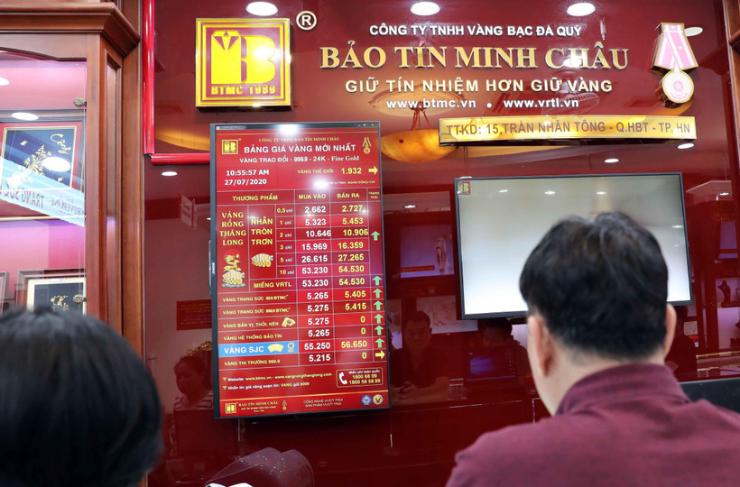 Bảng niêm yết giá vàng tại Công ty vàng bạc Bảo Tín Minh Châu, phố Trần Nhân Tông, Hà Nội, sáng 27/7. (Ảnh: Trần Việt/TTXVN)