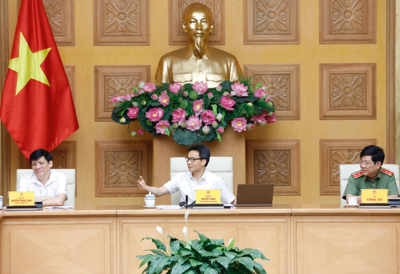 Phó Thủ tướng Vũ Đức Đam phát biểu tại cuộc họp. (Ảnh: Dương Giang/TTXVN)