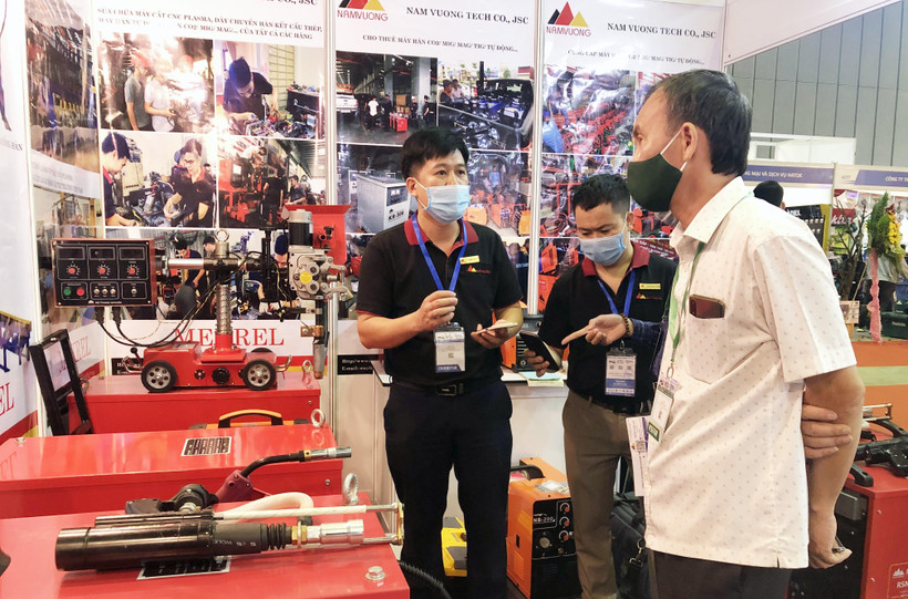 Doanh nghiệp giới thiệu sản phẩm dụng cụ cầm tay đến khách tham quan tại Vietnam Expo 18. (Ảnh: Mỹ Phương/TTXVN)