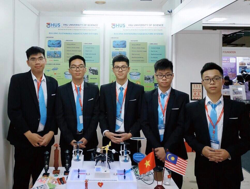 Nhóm học sinh lớp 11 chuyên Lý - Trường chuyên Khoa học Tư nhiên - tại cuộc thi. (Nguồn: Vietnam+)