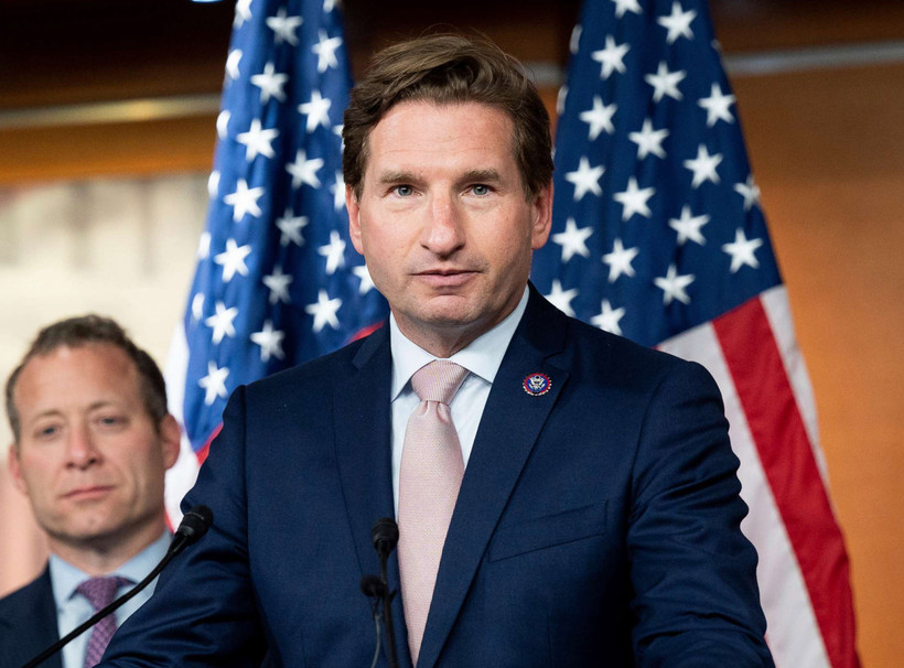 Nghị sĩ đảng Dân chủ Mỹ Dean Phillips trong cuộc họp báo về một đạo luật. (Ảnh: AP/TTXVN)