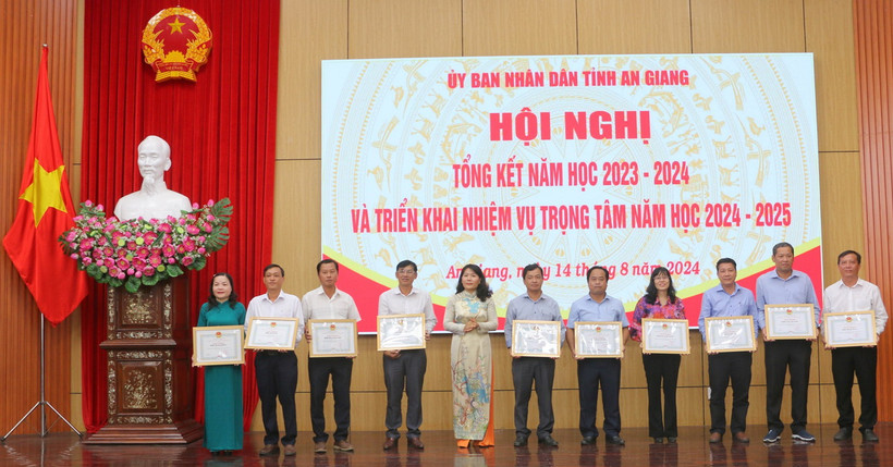 Giám đốc Sở Giáo dục và Đào tạo tỉnh An Giang Trần Thị Ngọc Diễm tặng giấy khen của Sở Giáo dục và Đào tạo tỉnh An Giang cho các tập thể, cá nhân có thành tích xuất sắc trong năm học 2023-2024. (Ảnh: Công Mạo/TTXVN)