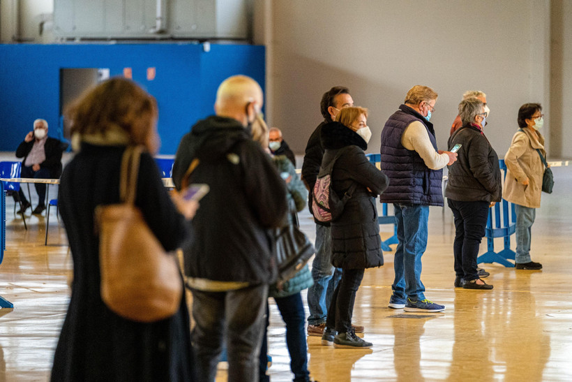 Người dân xếp hàng tại một điểm tiêm vaccine ngừa COVID-19 ở Cornella, Tây Ban Nha, ngày 7/4/2021. (Ảnh: THX/TTXVN)