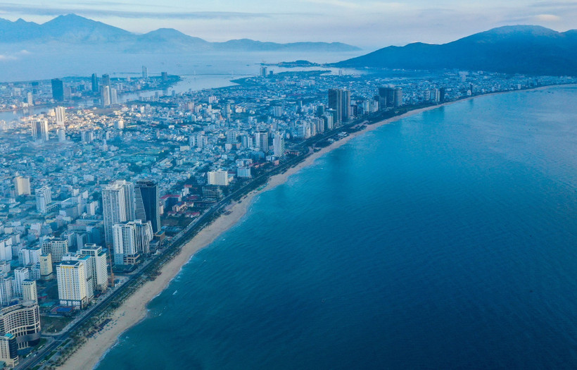 Bãi biển Mỹ Khê. (Ảnh: Trần Lê Lâm/TTXVN)