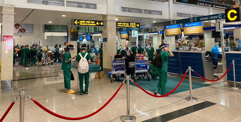 Đoàn y bác sỹ làm thủ tục tại sân bay Tân Sơn Nhất. (Ảnh: CTV/Vietnam+)