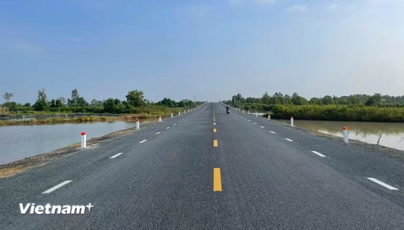 Tuyến đường Quốc lộ 1 đoạn qua tỉnh Cà Mau. (Ảnh: Việt Hùng/Vietnam+)