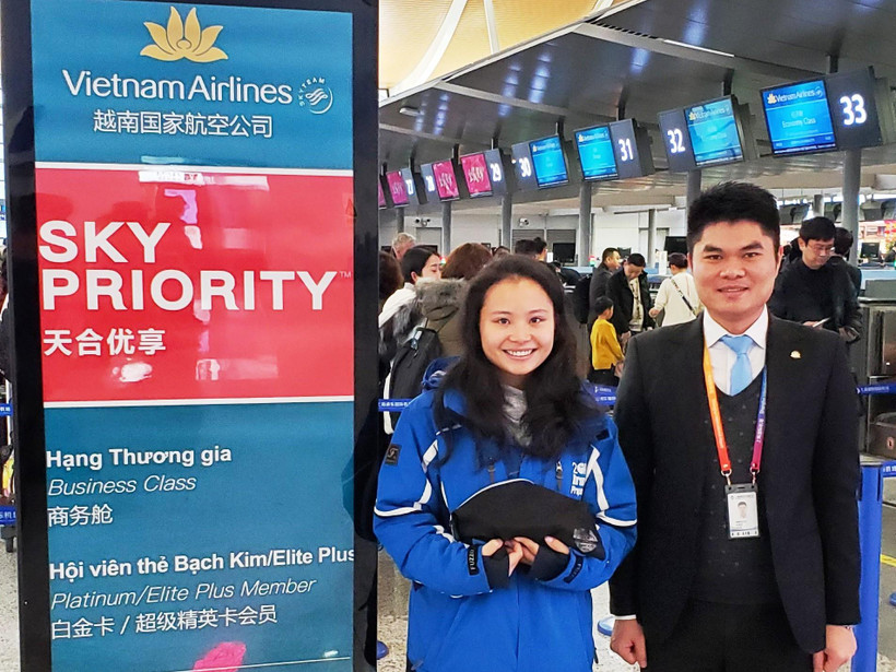 Nữ hành khách nhận lại tài sản trang sức có giá trị khi để quên trên chuyến bay của Vietnam Airlines. (Ảnh: CTV/Vietnam+)