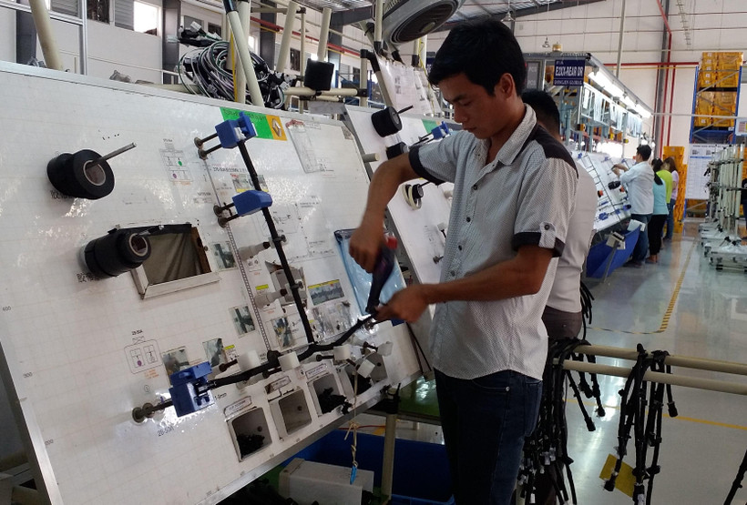 Sản xuất dây cáp điện tại Công ty TNHH Dongjin Global (100% vốn Hàn Quốc) tại Khu công nghiệp Đất Đỏ I, huyện Đất Đỏ, Bà Rịa-Vũng Tàu. (Ảnh: Hoàng Nhị/TTXVN)