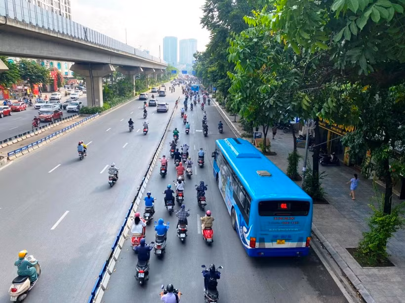 Xe buýt Hà Nội có sản lượng hành khách tăng trưởng mạnh so với năm 2021 nhưng vẫn chưa phục hồi hoàn toàn. (Ảnh: Việt Hùng/Vietnam+)