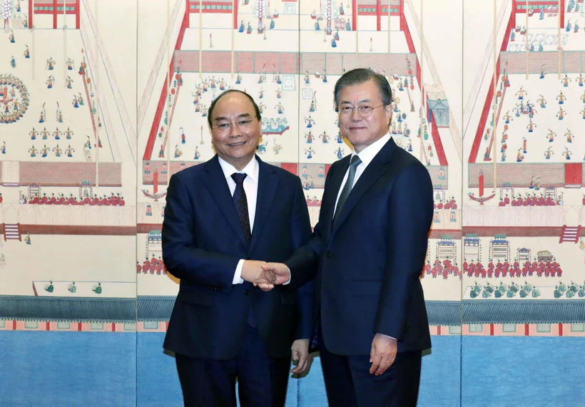 Tổng thống Hàn Quốc Moon Jae-in đón Thủ tướng Chính phủ Nguyễn Xuân Phúc và Phu nhân. (Ảnh: Thống Nhất/TTXVN)