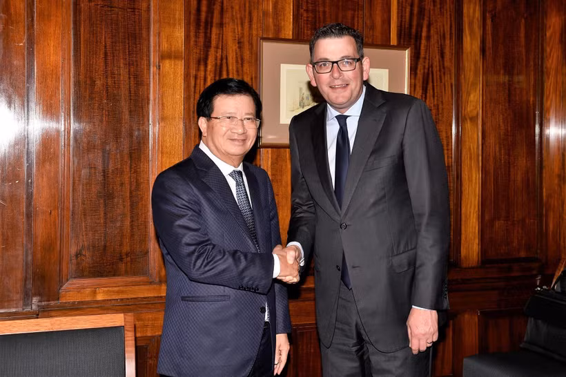 Phó Thủ tướng Trịnh Đình Dũng gặp Thủ hiến bang Victoria Daniel Andrews. (Ảnh: TTXVN phát)
