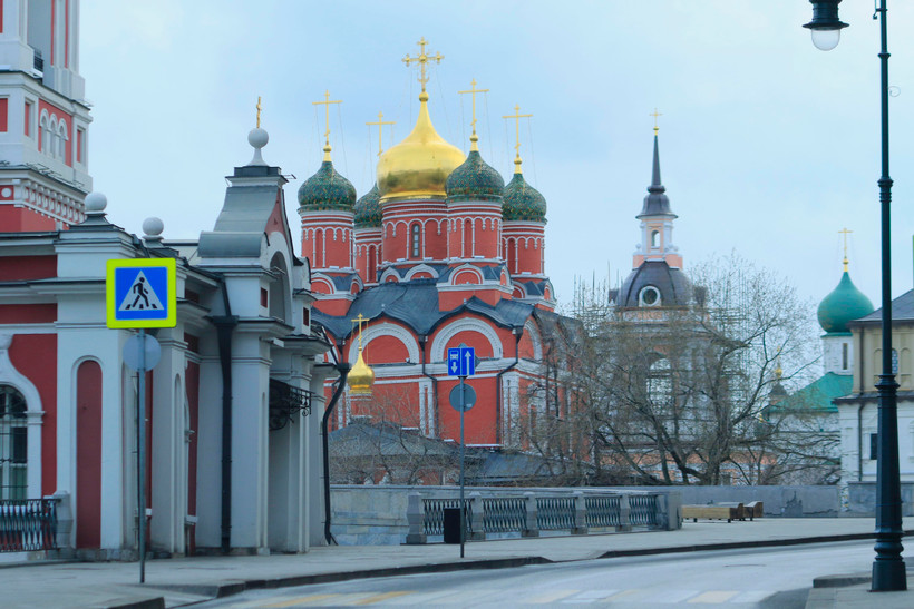 Những biện pháp quyết liệt của chính quyền thủ đô Nga về hạn chế đi lại của người dân và các phương tiện giao đông góp phần tích cực cho việc ngăn chặn sự lây lan của dịch bệnh COVID-19 trên địa bàn thủ đô Nga. (Ảnh: Hồng Quân/TTXVN)