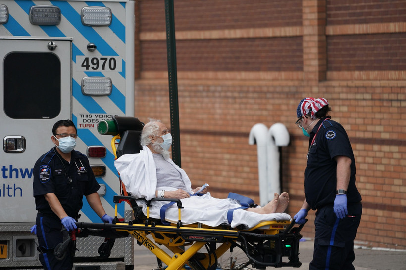 Chuyển bệnh nhân nhiễm COVID-19 tới bệnh viện Wyckoff ở Brooklyn, New York (Mỹ) ngày 5/4/2020. (Ảnh: AFP/TTXVN)