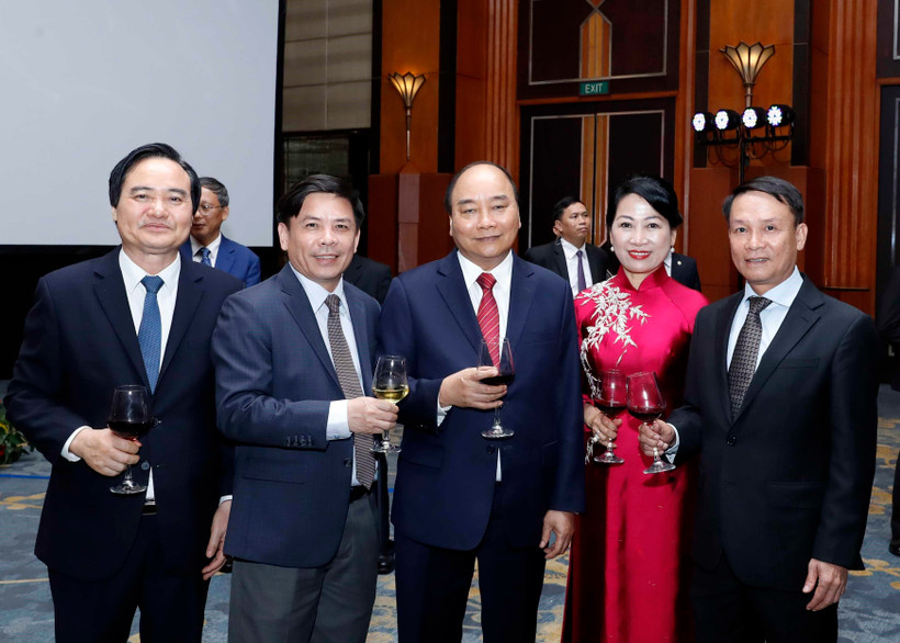 Thủ tướng Nguyễn Xuân Phúc và Phu nhân với Tổng giám đốc TTXVN Nguyễn Đức Lợi (ngoài cùng, bên phải), Bộ trưởng Bộ Giao thông Vận tải Nguyễn Văn Thể và Bộ trưởng Bộ Giáo dục và Đào tạo Phùng Xuân Nhạ tham dự tiệc chiêu đãi. (Ảnh: Thống Nhất/TTXVN)