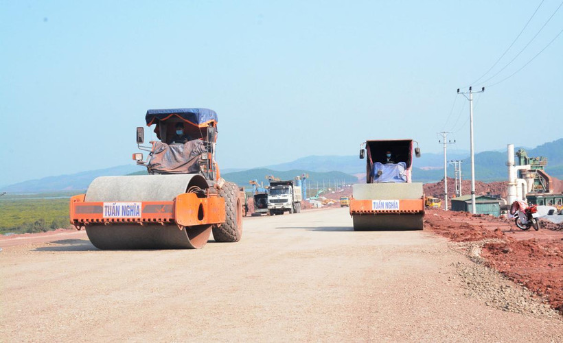 Nhà thầu thi công một đoạn tuyến Dự án Cao tốc Bắc-Nam giai đoạn 2021-202. (Ảnh: Việt Hùng/Vietnam+)