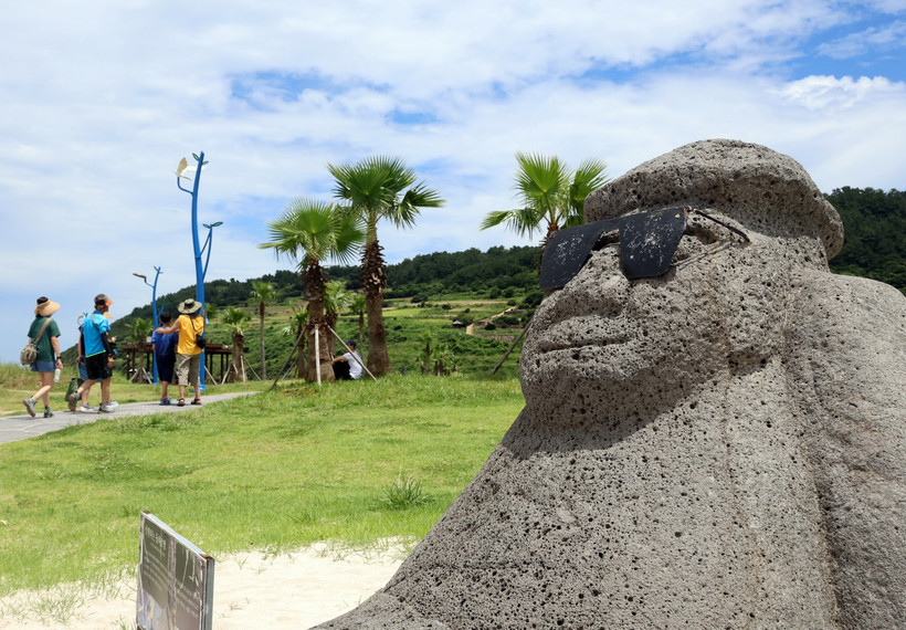 Khách du lịch tại bãi biển Hamdeok trên đảo Jeju, Hàn Quốc. (Ảnh: Yonhap/TTXVN)