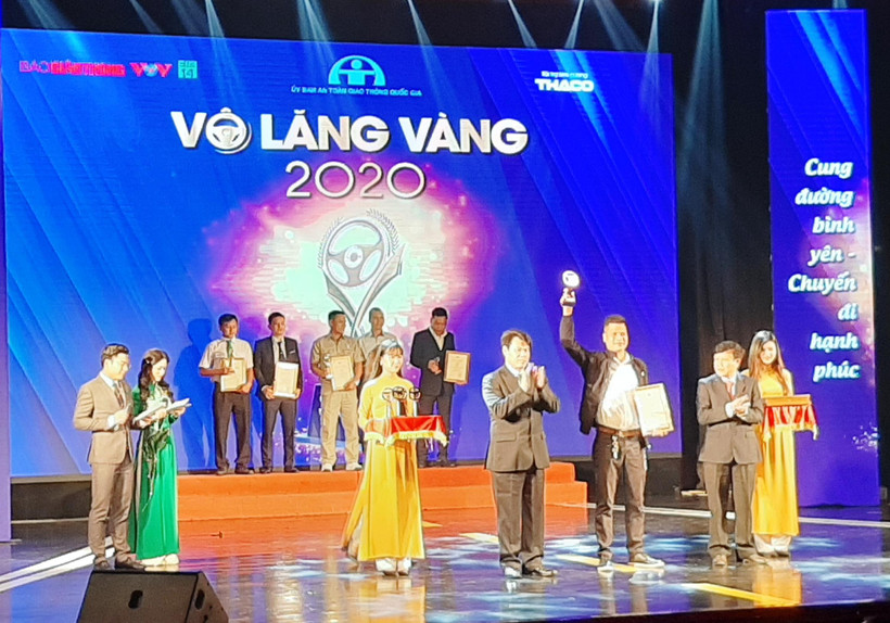 Trao giải thưởng Vô lăng vàng cho những lái xe an toàn và có những nghĩa cử cao đẹp trong công tác đảm bảo trật tự an toàn giao thông. (Ảnh: Việt Hùng/Vietnam+)