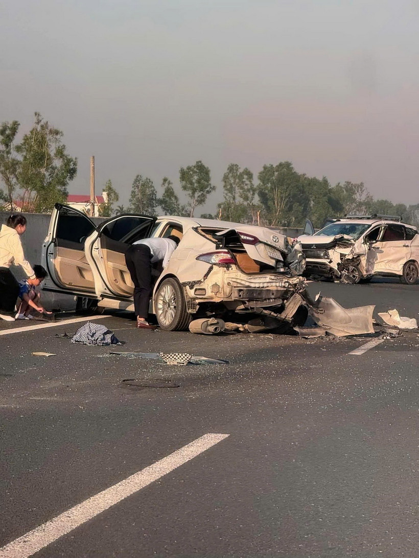 Tai nạn trên cao tốc qua địa bàn tỉnh Hải Dương . (Ảnh: TTXVN phát)