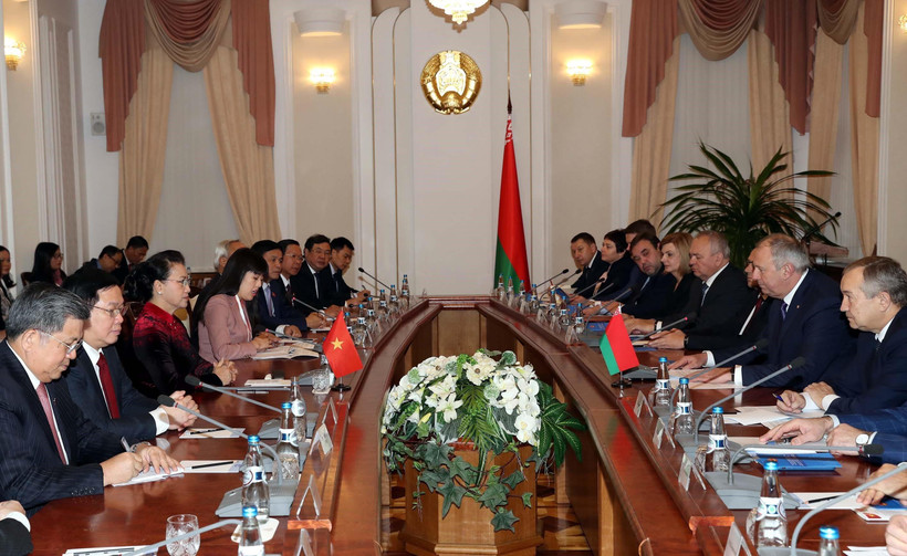 Chủ tịch Quốc hội Nguyễn Thị Kim Ngân hội kiến Thủ tướng Cộng hòa Belarus, Sergey Nikolayevich Rumas. (Ảnh: Trọng Đức/TTXVN)