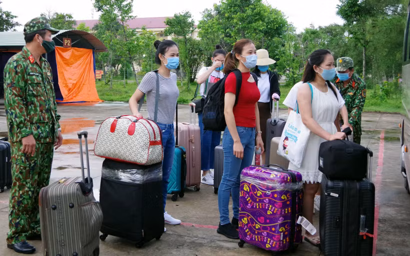 Các công dân hoàn thành cách ly chuẩn bị được về với gia đình. (Ảnh: Trung Hiếu/TTXVN)