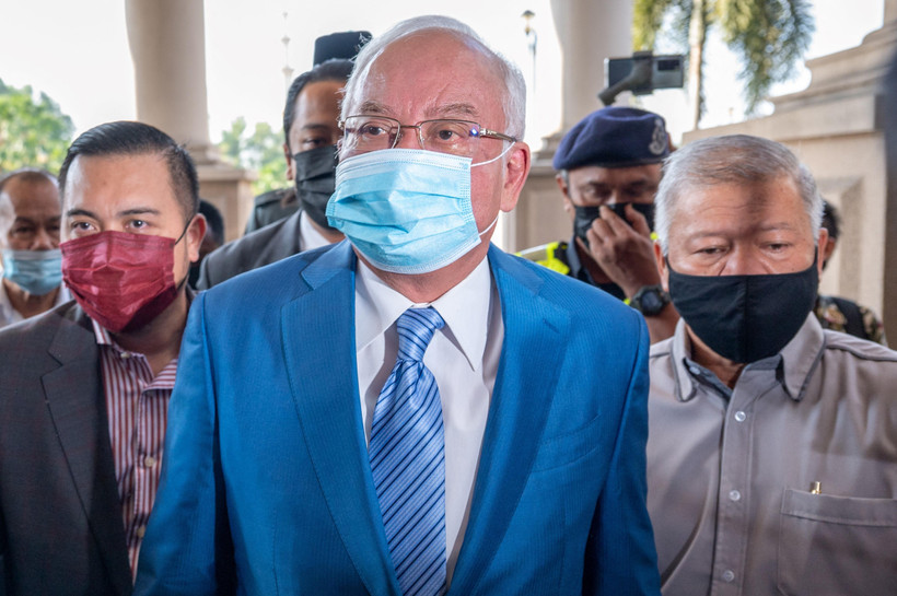Cựu Thủ tướng Malaysia Najib Razak (giữa) tới tòa án ở Kuala Lumpur ngày 18/2/2021. (Ảnh: AFP/TTXVN)