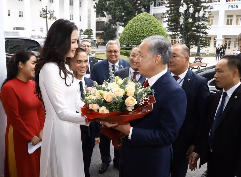 Sinh viên Trường Đại học Hà Nội tặng hoa Chủ tịch Hạ viện Cộng hòa Kazakhstan Nurlan Nigmatulin. (Ảnh: Văn Điệp/TTXVN)