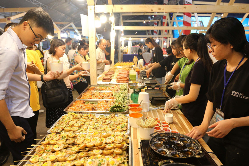 Đông đảo thực khách trong nước và quốc tế thưởng thức món bánh khọt tại liên hoan. (Ảnh: Thanh Vũ/TTXVN)