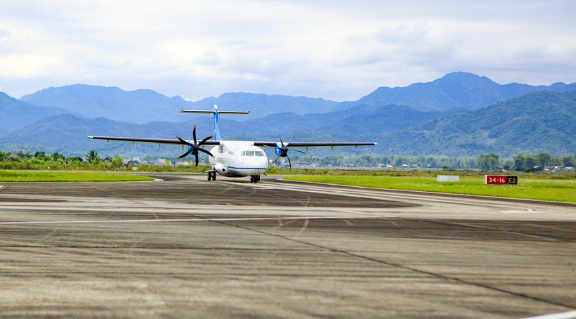 Máy bay hạ cánh tại Cảng hàng không Điện Biên Phủ. (Ảnh: Xuân Tư/TTXVN)