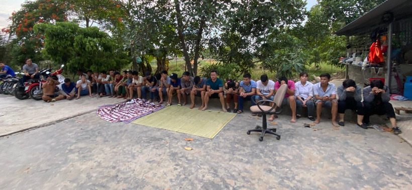 Hiện trường bắt giữ các đối tượng tại nhà Đặng Văn Sơn. (Ảnh: TTXVN)