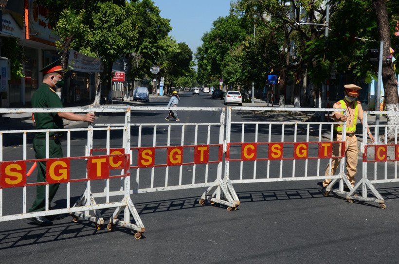 Dưới sự phối hợp của các lực lượng Công an, Quân đội, Dân phòng, việc giãn cách xã hội được giám sát nghiêm ngặt 24/24 giờ. (Ảnh: Quốc Dũng/TTXVN)