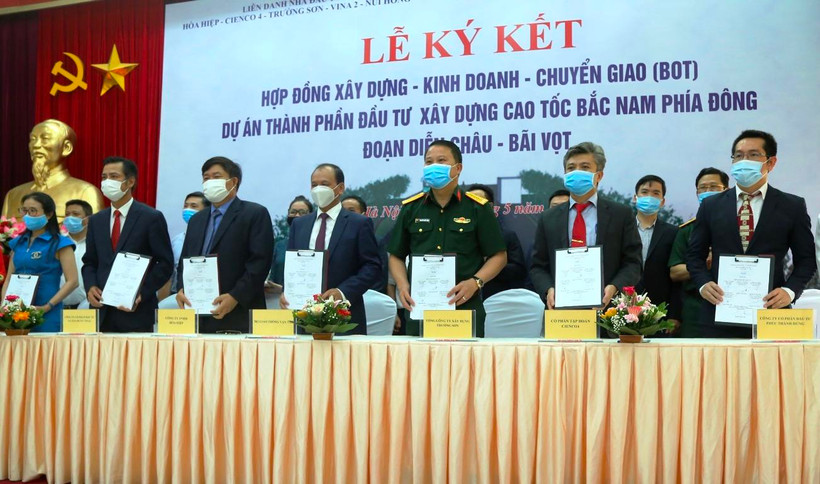 Lãnh đạo Bộ Giao thông Vận tải cùng đại diện nhà đầu tư, doanh nghiệp dự án ký hợp đồng BOT dự án cao tốc Diễn Châu-Bãi Vọt triển khai theo hình thức PPP. (Ảnh: Việt Hùng/Vietnam+)