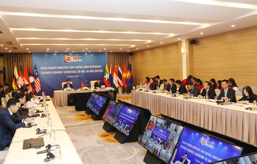 Bộ trưởng Tài chính Đinh Tiến Dũng và Thống đốc Ngân hàng Nhà nước Việt Nam Lê Minh Hưng đồng chủ trì phiên đối thoại tại điểm cầu Trung tâm Hội nghị quốc tế (Hà Nội). (Ảnh: Phạm Hậu/TTXVN)