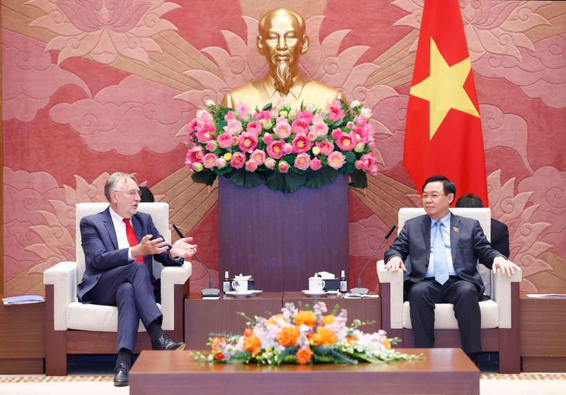 Chủ tịch Quốc hội Vương Đình Huệ tiếp Chủ tịch Ủy ban Thương mại quốc tế của Nghị viện châu Âu Bernd Lange ngày 8/9/2022. (Ảnh: Doãn Tấn/TTXVN)