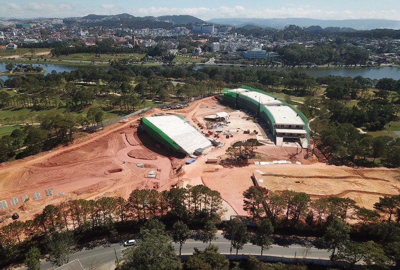 Khối nhà hình vòng cung với tổng diện tích hơn 17.000m2 đã được xây dựng 5 tầng. (Ảnh: Nguyễn Dũng - TTXVN)