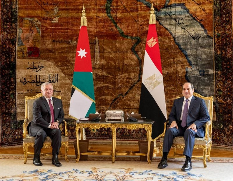 Quốc vương Abdullah II của Jordan (trái) và Tổng thống Ai Cập Abdel Fattah al-Sisi trong cuộc gặp ở Cairo vào ngày 27 tháng 12 năm 2023. (Ảnh: Jordanian Royal Hashemite Court/AFP)