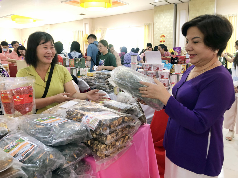 Người tiêu dùng mua sắm sản phẩm nông-đặc sản tại chợ Tết Việt. (Ảnh: Mỹ Phương/TTXVN)