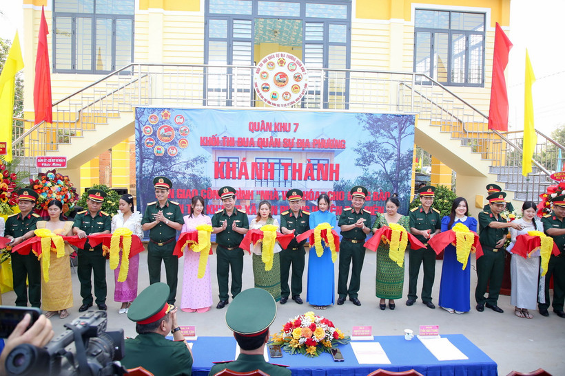 Bộ Chỉ huy các tỉnh, thành phố trong Khối thi đua Quân khu 7 và địa phương cắt băng khánh thành công trình. (Ảnh: Giang Phương/TTXVN)