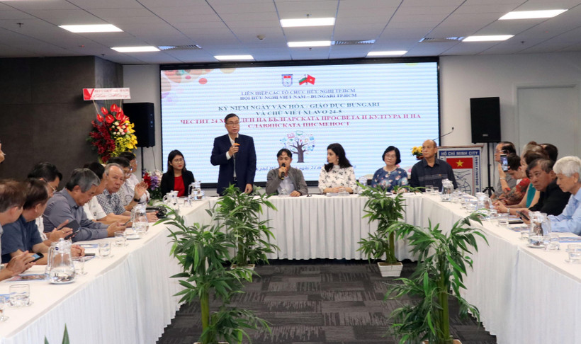 Ông Vương Đức Hoàng Quân, Chủ tịch Liên hiệp các tổ chức hữu nghị Thành phố Hồ Chí MInh phát biểu chúc mừng tại buổi lễ. (Ảnh: Xuân Khu/TTXVN)