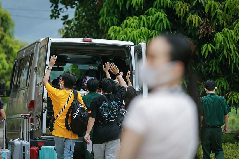 Các công dân đã hoàn thành cách ly và bắt đầu trở về nhà. (Ảnh: Trọng Đạt/TTXVN)