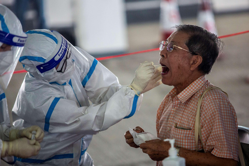 Nhân viên y tế lấy mẫu xét nghiệm COVID-19 tại Hong Kong, Trung Quốc ngày 19/7/2020. (Ảnh: AFP/TTXVN)