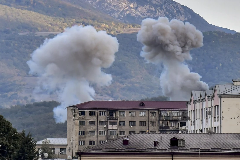 Khói bốc lên sau một vụ pháo kích trong xung đột giữa lực lượng Armenia và Azerbaijan tại thành phố Stepanakert, thủ phủ khu vực tranh chấp Nagorny-Karabakh ngày 9/10/2020. (Ảnh: AFP/TTXVN)