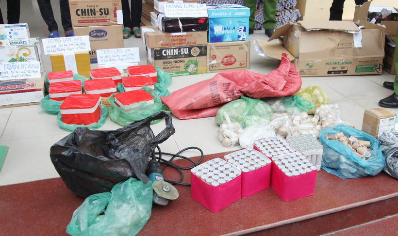 Tang vật bị phát hiện và thu giữ trong một vụ sản xuất pháo trái phép. (Ảnh minh họa: Hoàng Nguyên/TTXVN)