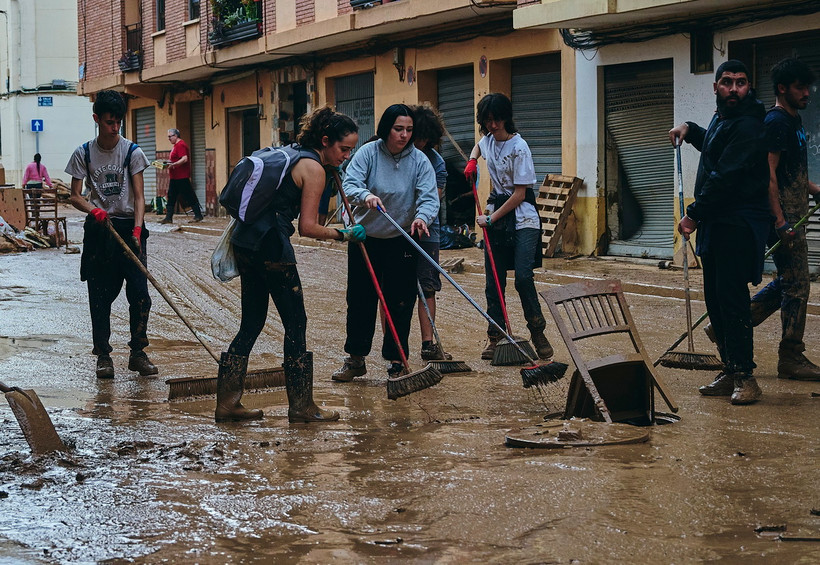 Người dân dọn dẹp sau lũ tại Valencia, Tây Ban Nha ngày 1/11/2024. (Ảnh: THX/TTXVN)