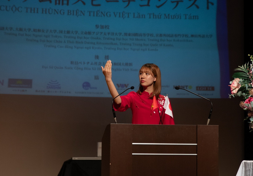 Thí sinh tham dự đọc bài thơ Nguyệt Cầm của tác giả Xuân Diệu. (Ảnh: Xuân Giao/TTXVN)